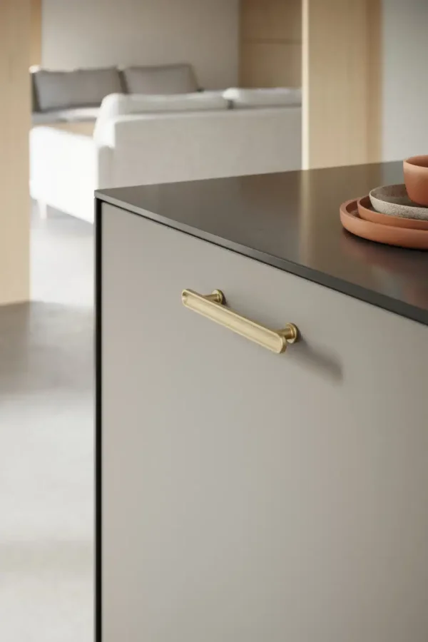 Ručica za nameštaj Chateau furnipart – dark brushed gold, montirana na fioku