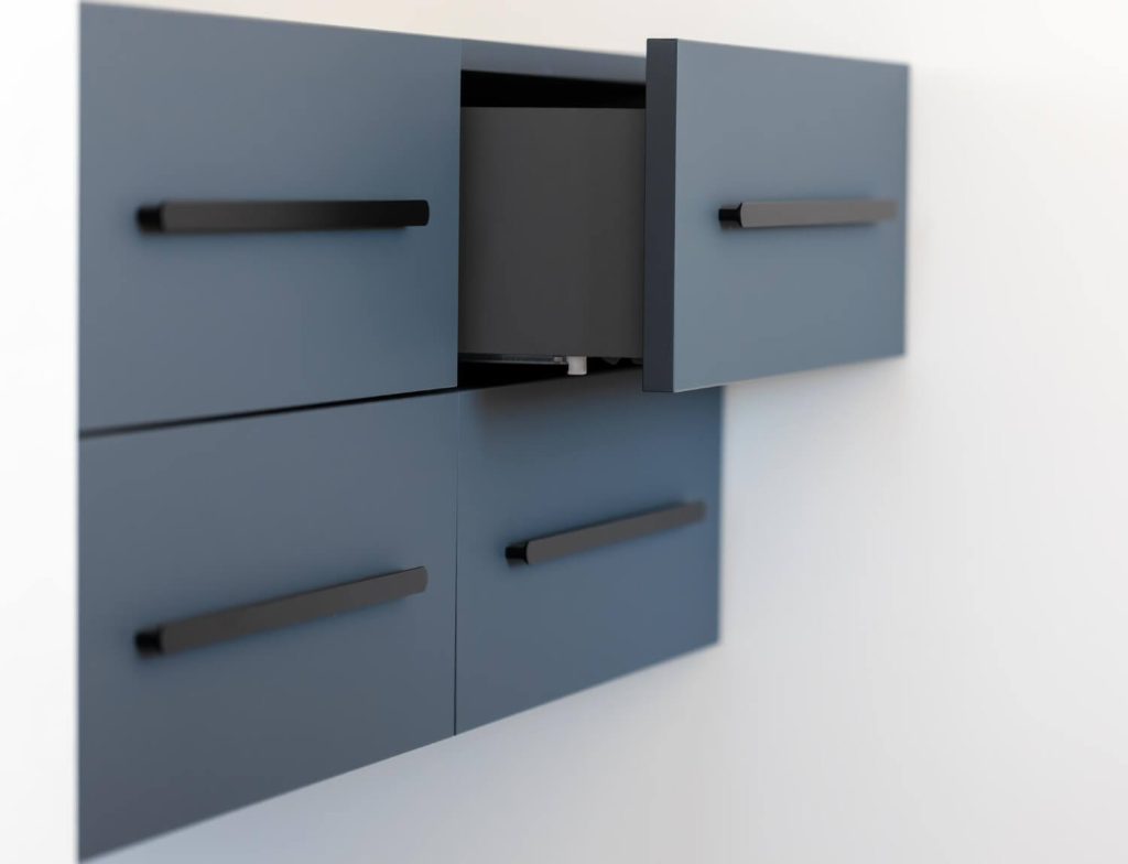 Crne ručice na kuhinjskim elementima