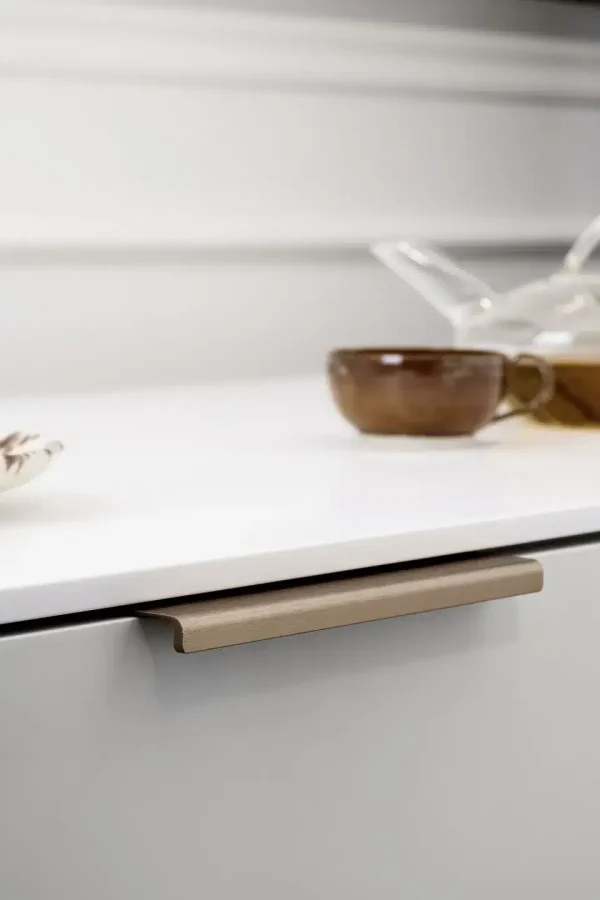 Ručica za nameštaj Artisan furnipart – brushed brass, montirana na fioku