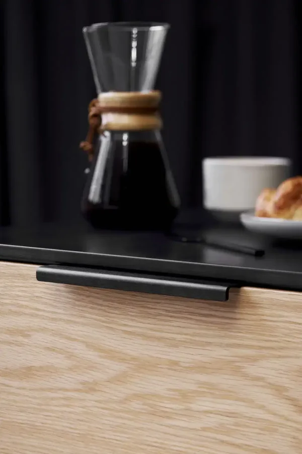 Ručica za nameštaj Artisan furnipart – brushed matt black, montirana na fioku