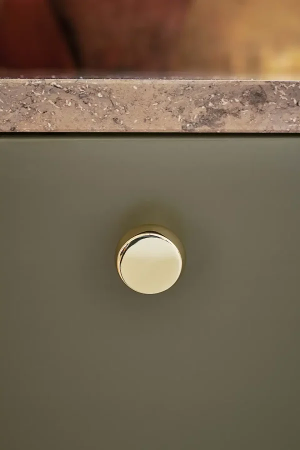 Ručica za nameštaj Autumn furnipart – polished brass, montirana na fioku