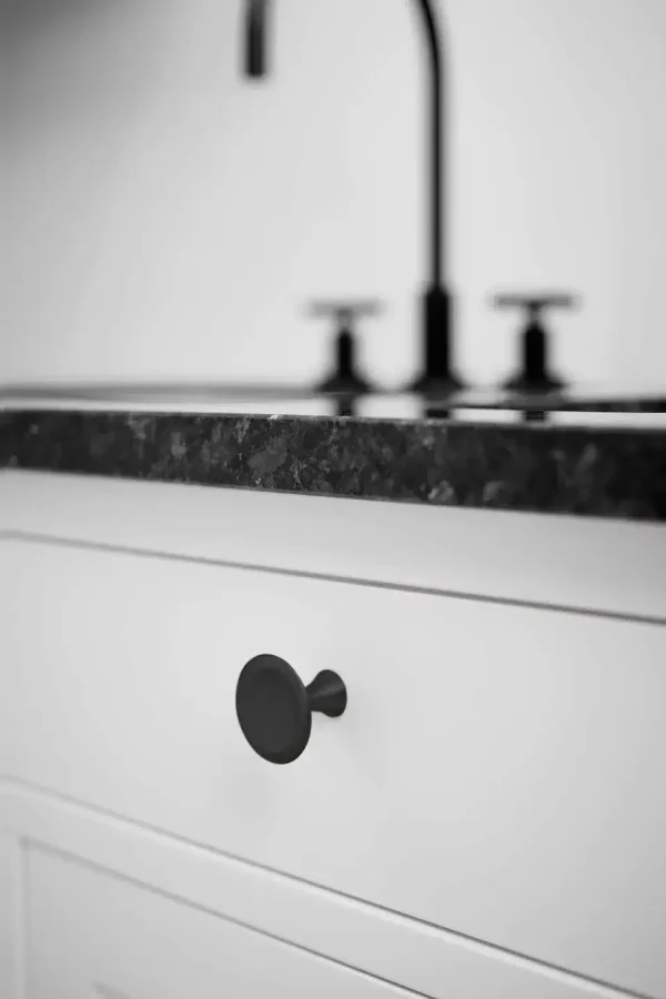 Ručica za nameštaj Bell furnipart – matt black, montirana na fioku