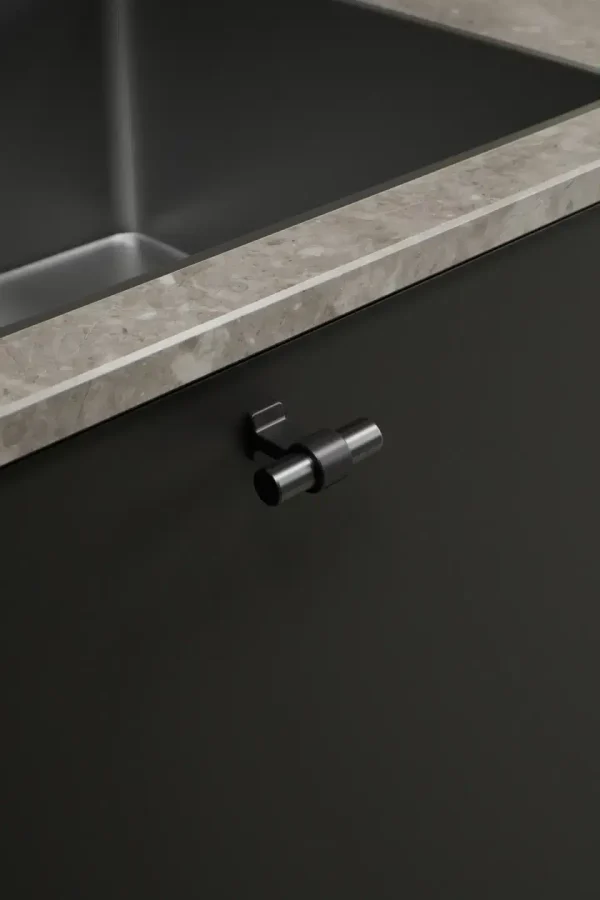 Ručica dugme za nameštaj Bond furnipart – matt black, montirana na fioku