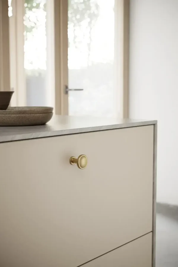 Ručica dugme za nameštaj Chateau furnipart – dark brushed gold, montirana na fioku