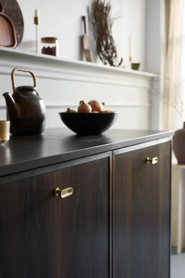 Ručica dugme za nameštaj Chateau T furnipart – dark brushed gold, montirana na fioku